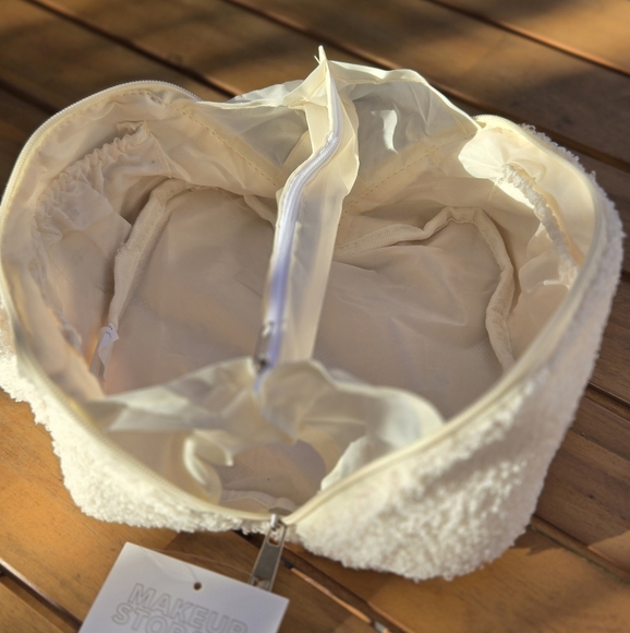 Makeup Bag - Teddy Fabric - Picture 3 of 7